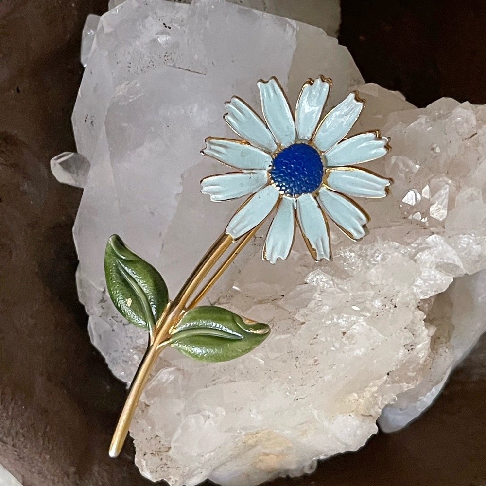 Adorable Vintage Enamel Daisy Brooch